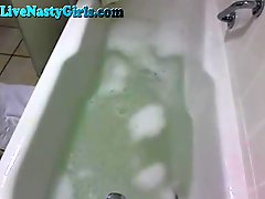 Curvy Webcam Girl Masturbates In Bath